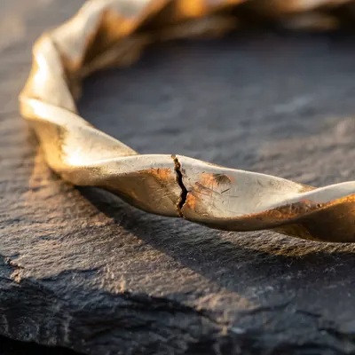 Broken 9ct bangle